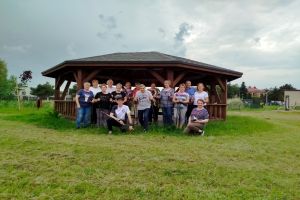 Seniorzy podczas spotkań z dietetykiem, psychologiem, instruktorami Nordic Walking oraz na basenie