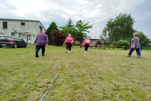 Seniorzy podczas spotkań z dietetykiem, psychologiem, instruktorami Nordic Walking oraz na basenie