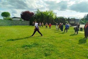 Seniorzy podczas spotkań z dietetykiem, psychologiem, instruktorami Nordic Walking oraz na basenie