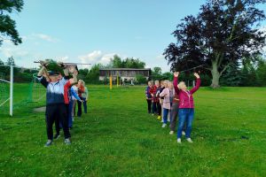 Seniorzy podczas spotkań z dietetykiem, psychologiem, instruktorami Nordic Walking oraz na basenie