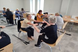 Seniorzy podczas spotkań z dietetykiem, psychologiem, instruktorami Nordic Walking oraz na basenie