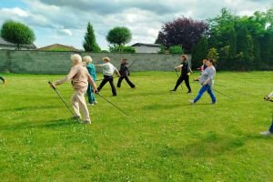 Seniorzy podczas spotkań z dietetykiem, psychologiem, instruktorami Nordic Walking oraz na basenie