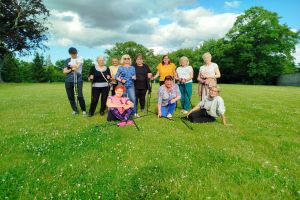 Seniorzy podczas spotkań z dietetykiem, psychologiem, instruktorami Nordic Walking oraz na basenie