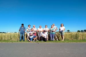 Seniorzy podczas spotkań z dietetykiem, psychologiem, instruktorami Nordic Walking oraz na basenie