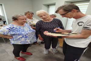 Seniorzy podczas spotkań z dietetykiem, psychologiem, instruktorami Nordic Walking oraz na basenie