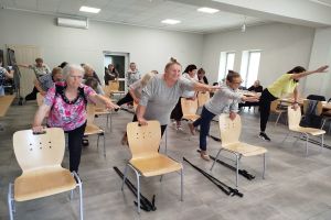 Seniorzy podczas spotkań z dietetykiem, psychologiem, instruktorami Nordic Walking oraz na basenie