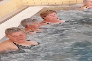 Seniorzy podczas spotkań z dietetykiem, psychologiem, instruktorami Nordic Walking oraz na basenie