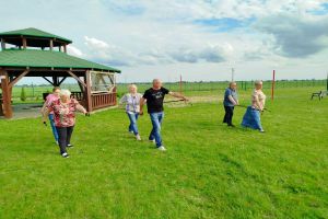 Seniorzy podczas spotkań z dietetykiem, psychologiem, instruktorami Nordic Walking oraz na basenie