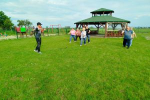 Seniorzy podczas spotkań z dietetykiem, psychologiem, instruktorami Nordic Walking oraz na basenie