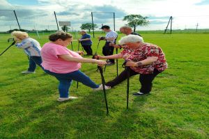 Seniorzy podczas spotkań z dietetykiem, psychologiem, instruktorami Nordic Walking oraz na basenie