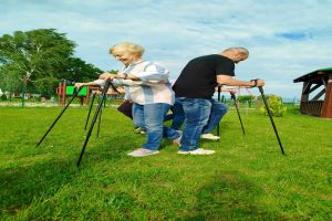 Seniorzy podczas spotkań z dietetykiem, psychologiem, instruktorami Nordic Walking oraz na basenie