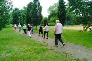 Seniorzy podczas spotkań z dietetykiem, psychologiem, instruktorami Nordic Walking oraz na basenie