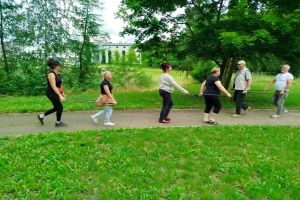 Seniorzy podczas spotkań z dietetykiem, psychologiem, instruktorami Nordic Walking oraz na basenie