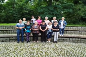 Seniorzy podczas spotkań z dietetykiem, psychologiem, instruktorami Nordic Walking oraz na basenie