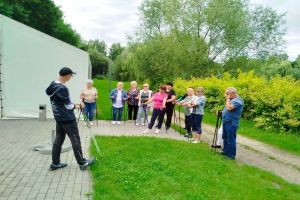 Seniorzy podczas spotkań z dietetykiem, psychologiem, instruktorami Nordic Walking oraz na basenie