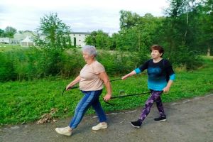 Seniorzy podczas spotkań z dietetykiem, psychologiem, instruktorami Nordic Walking oraz na basenie