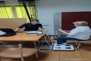 Seniorzy podczas spotkań z dietetykiem, psychologiem, instruktorami Nordic Walking oraz na basenie