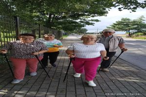Seniorzy podczas spotkań z dietetykiem, psychologiem, instruktorami Nordic Walking oraz na basenie