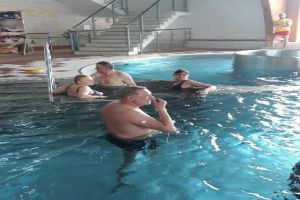 Seniorzy podczas spotkań z dietetykiem, psychologiem, instruktorami Nordic Walking oraz na basenie