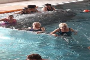 Seniorzy podczas spotkań z dietetykiem, psychologiem, instruktorami Nordic Walking oraz na basenie
